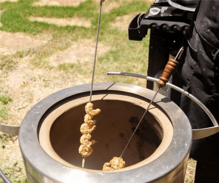 креветки на шампурах готовятся в тандырной печи hōmdoor