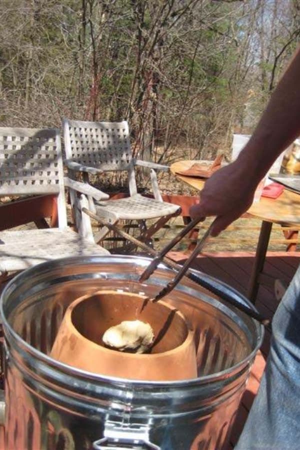 Печь-тандыр из мусорного ведра и цветочного горшка